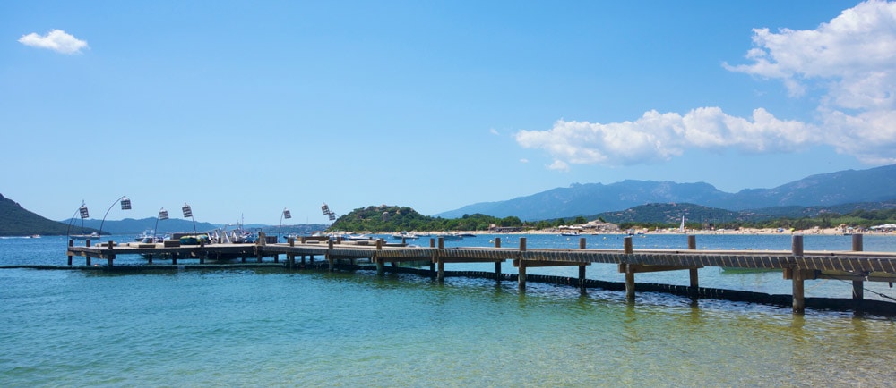 La plage et le ponton de Cala Rossa