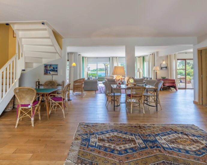 Solenzara, Villa 7 bedrooms, swimming pool, sea view, near beach