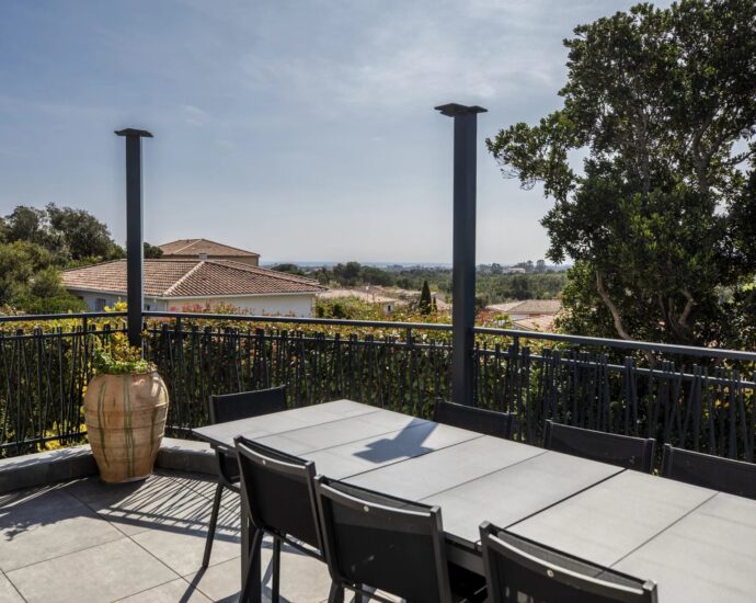 Solenzara. Villa 3 Chambres. Piscine. Aperçu mer. proche plage