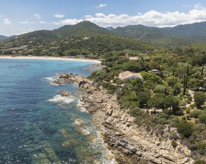 Solenzara, Villa 7 bedrooms, swimming pool, sea view, near beach