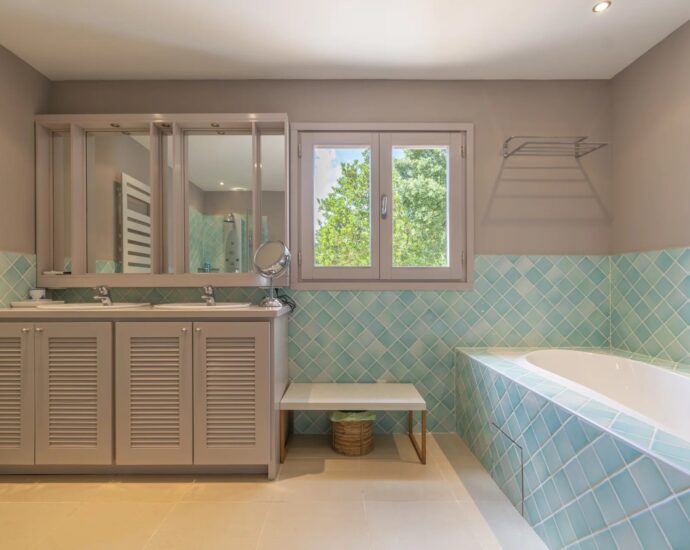 Solenzara, Villa 7 bedrooms, swimming pool, sea view, near beach