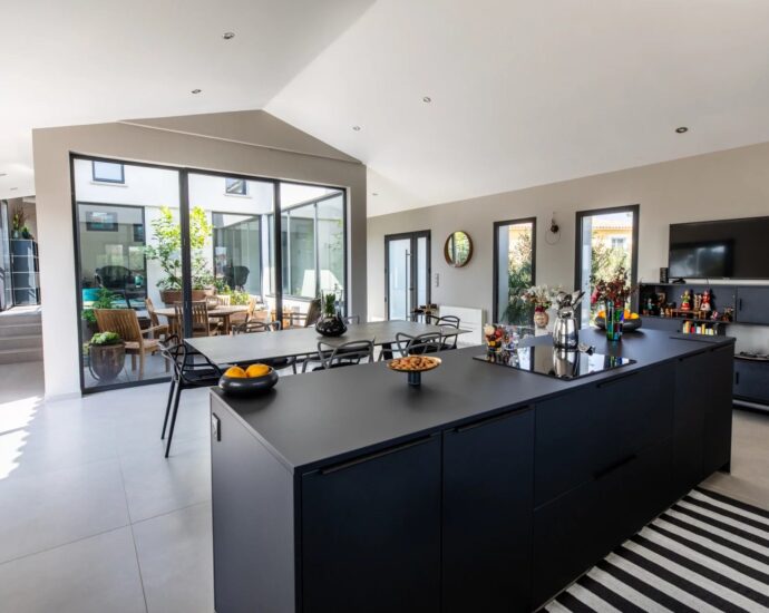 Solenzara. Villa 3 Chambres. Piscine. Aperçu mer. proche plage