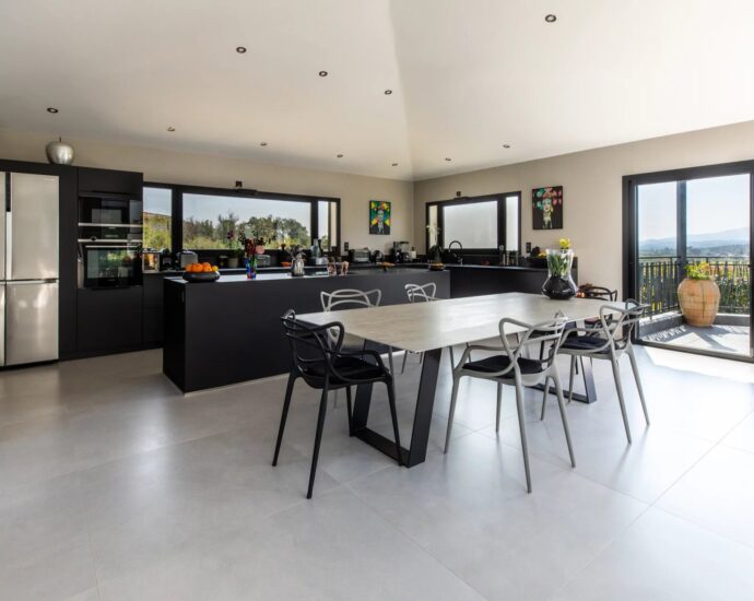 Solenzara. Villa 3 Chambres. Piscine. Aperçu mer. proche plage