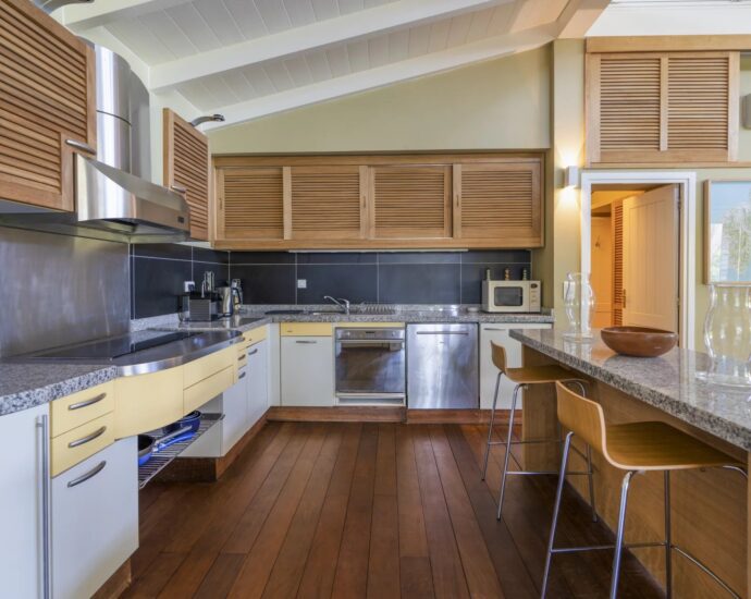 Solenzara, Villa 7 bedrooms, swimming pool, sea view, near beach