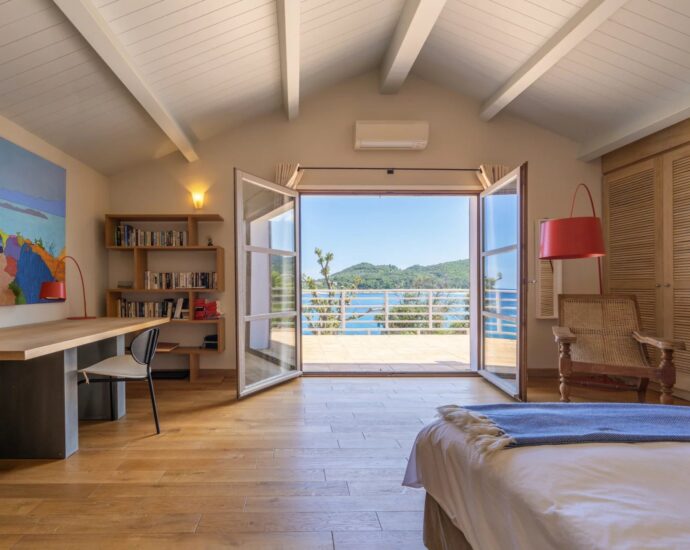 Solenzara, Villa 7 bedrooms, swimming pool, sea view, near beach