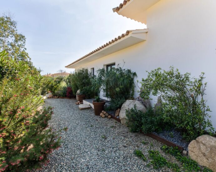 Solenzara. Villa 3 Chambres. Piscine. Aperçu mer. proche plage