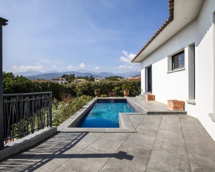 Solenzara. Villa 3 Chambres. Piscine. Aperçu mer. proche plage