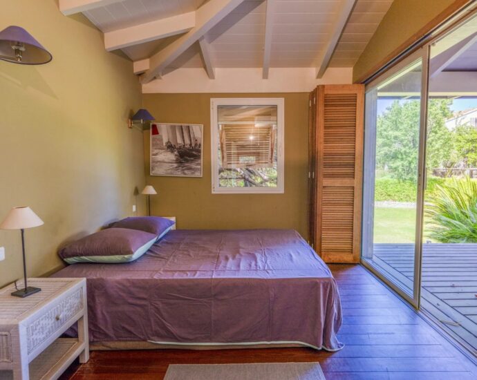 Solenzara, Villa 7 bedrooms, swimming pool, sea view, near beach