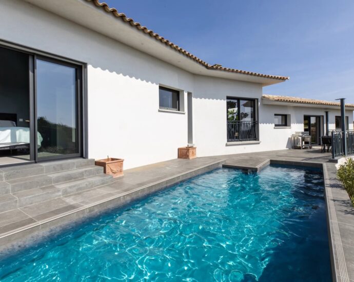 Solenzara. Villa 3 Chambres. Piscine. Aperçu mer. proche plage