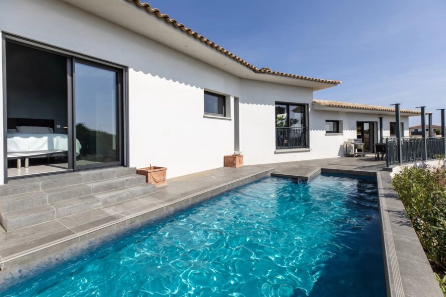 Solenzara. Villa 3 Chambres. Piscine. Aperçu mer. proche plage