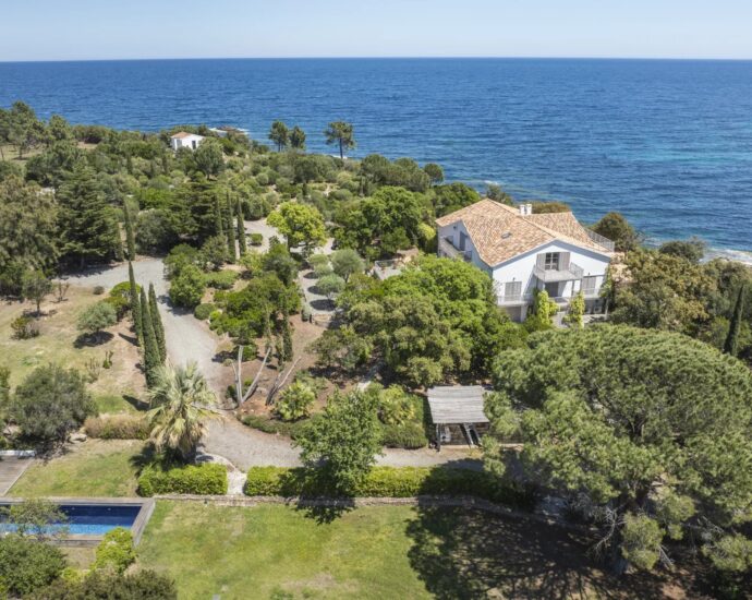 Solenzara, Villa 7 bedrooms, swimming pool, sea view, near beach