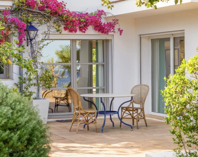 Solenzara, Villa 7 bedrooms, swimming pool, sea view, near beach