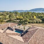 Lecci , Cala Rossa,  Résidence de vacances , 5 villas de 3 chambres, 2 appartements T2,  piscines chauffées, plage à pieds