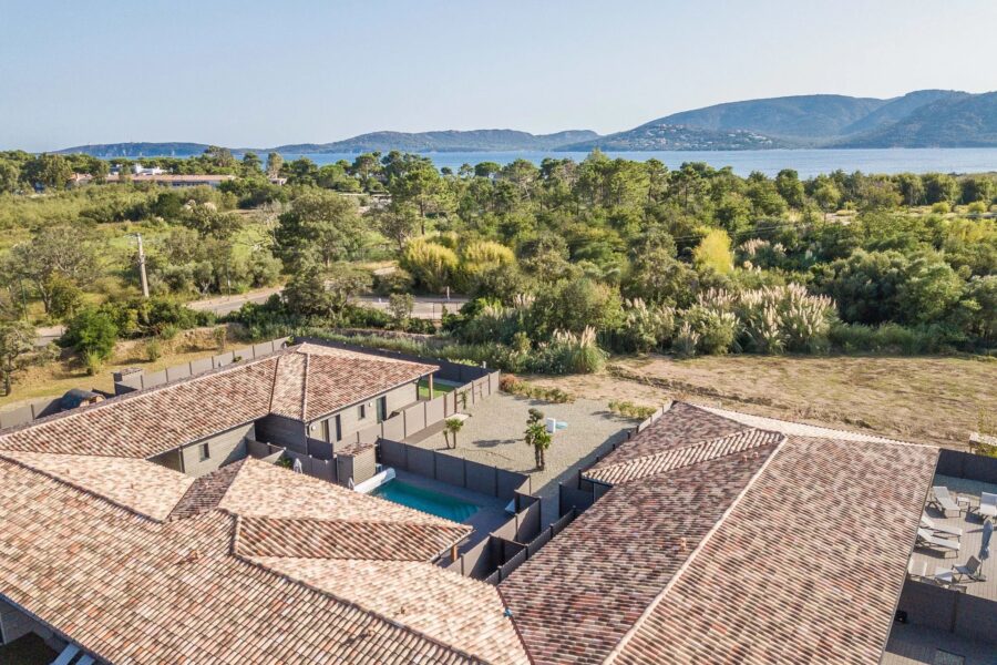 Lecci , Cala Rossa,  Résidence de vacances , 5 villas de 3 chambres, 2 appartements T2,  piscines chauffées, plage à pieds