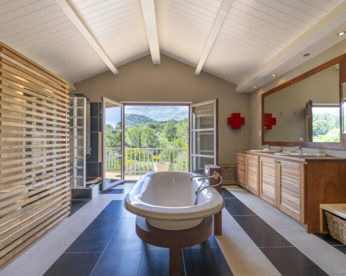 Solenzara, Villa 7 bedrooms, swimming pool, sea view, near beach