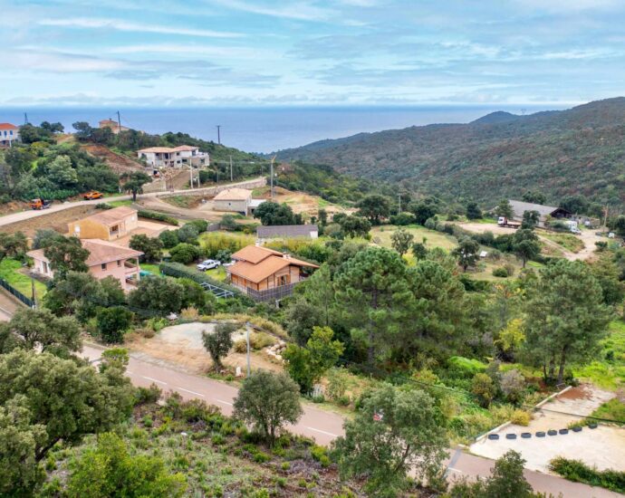 Exclusivité, Hameau de Togna, Sari-Solenzara, terrain avec permis de construire, vue mer et montagnes