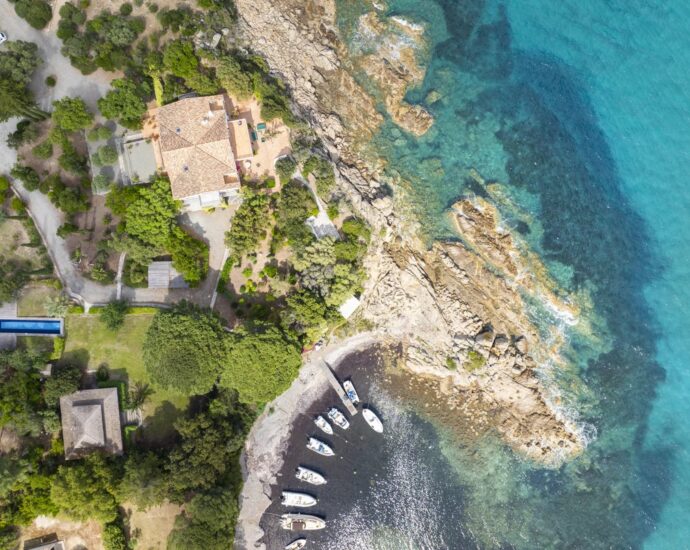 Solenzara, Villa 7 bedrooms, swimming pool, sea view, near beach