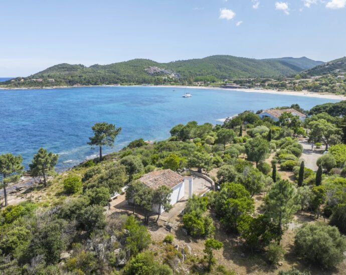 Solenzara, Villa 7 bedrooms, swimming pool, sea view, near beach