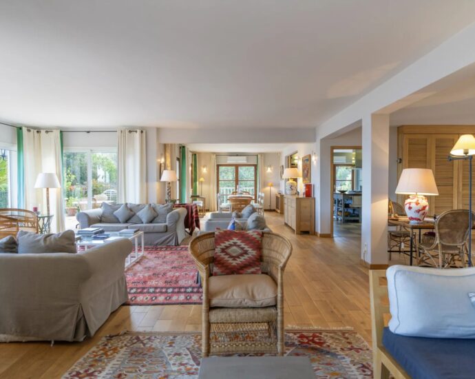 Solenzara, Villa 7 bedrooms, swimming pool, sea view, near beach