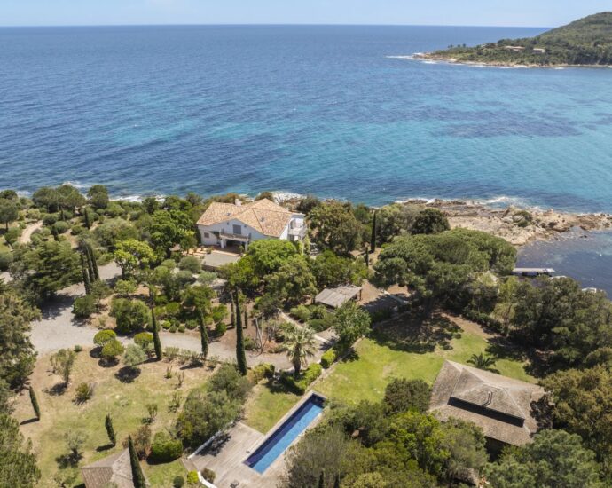 Solenzara, Villa 7 bedrooms, swimming pool, sea view, near beach