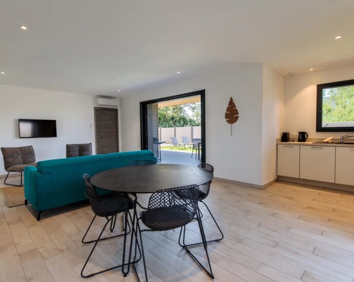 Lecci, Cala Rossa, Villa de 3 chambres avec piscine chauffée et plage à pieds