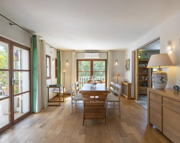 Solenzara, Villa 7 bedrooms, swimming pool, sea view, near beach