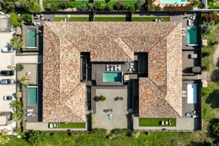 Lecci , Cala Rossa,  Résidence de vacances , 5 villas de 3 chambres, 2 appartements T2,  piscines chauffées, plage à pieds