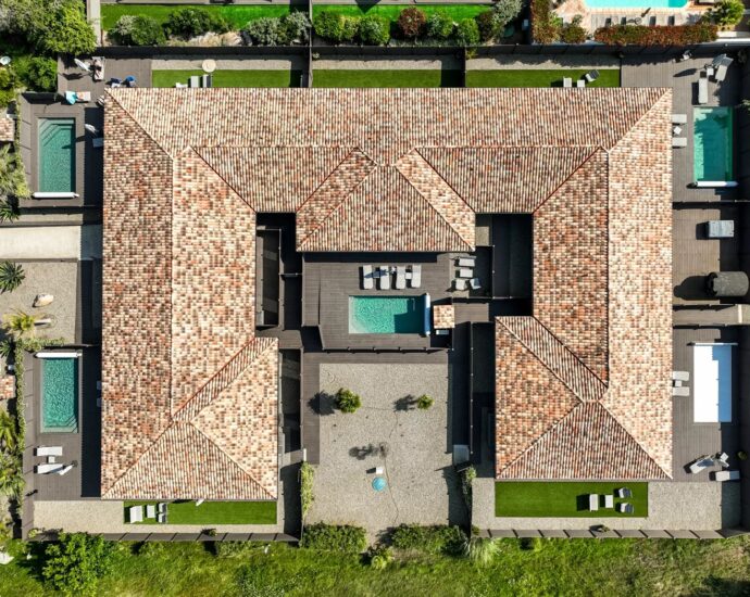 Lecci , Cala Rossa,  Résidence de vacances , 5 villas de 3 chambres, 2 appartements T2,  piscines chauffées, plage à pieds