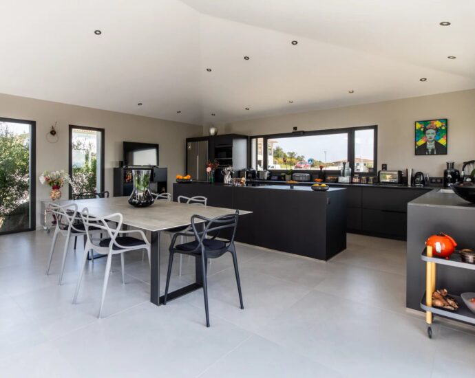 Solenzara. Villa 3 Chambres. Piscine. Aperçu mer. proche plage