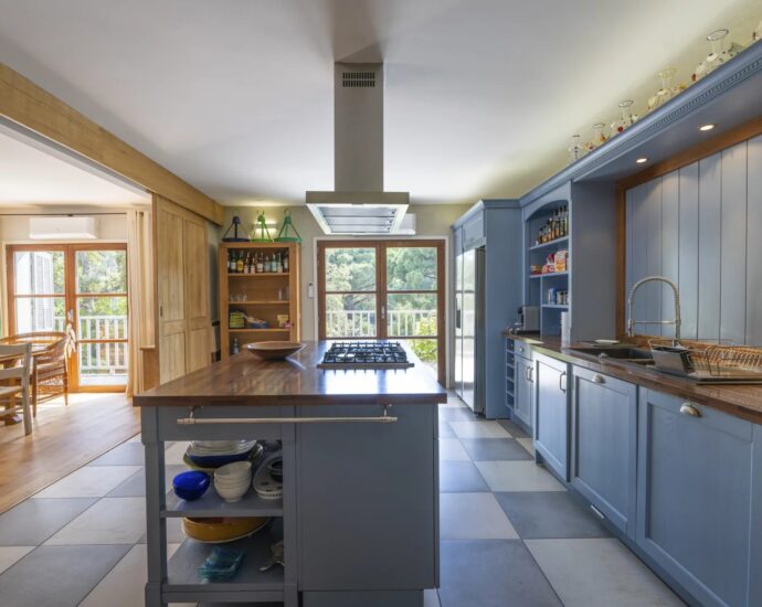 Solenzara, Villa 7 bedrooms, swimming pool, sea view, near beach