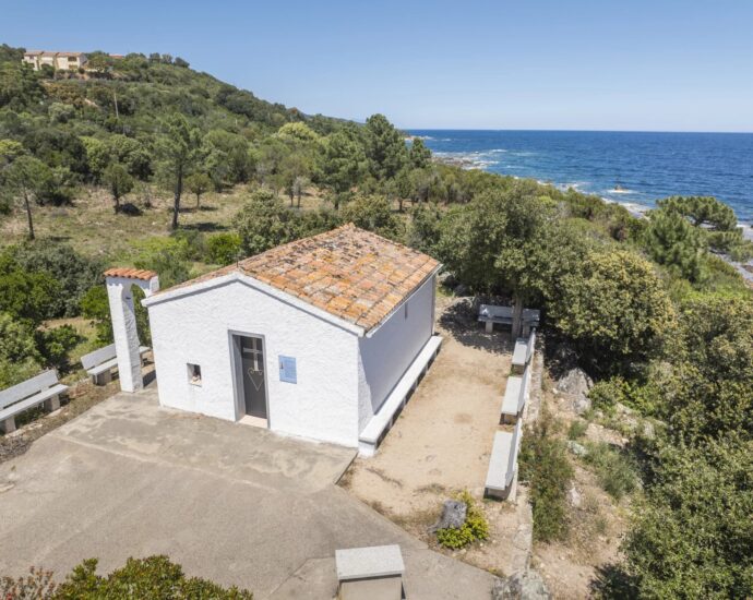 Solenzara, Villa 7 bedrooms, swimming pool, sea view, near beach