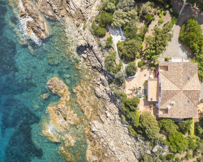 Solenzara, Villa 7 chambres, piscine, vue mer, pied dans l’eau, proche plage