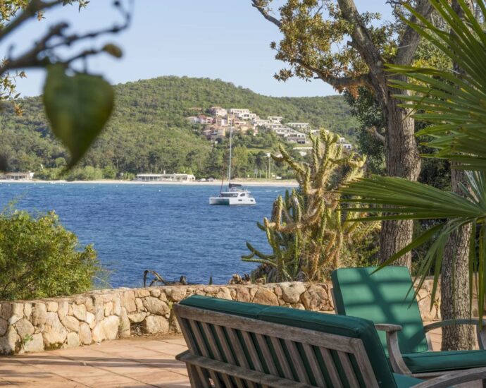 Solenzara, Villa 7 bedrooms, swimming pool, sea view, near beach