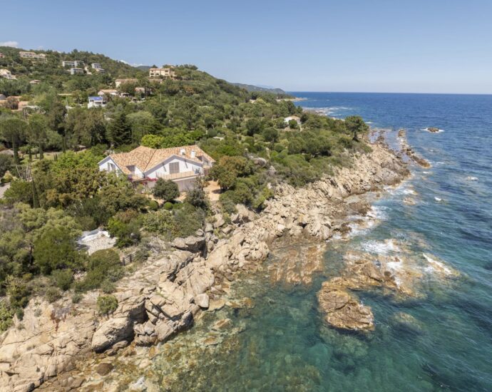 Solenzara, Villa 7 bedrooms, swimming pool, sea view, near beach