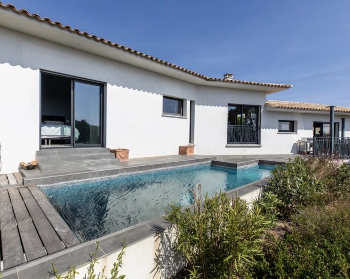 Solenzara. Villa 3 Chambres. Piscine. Aperçu mer. proche plage