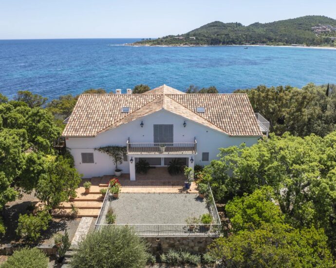 Solenzara, Villa 7 bedrooms, swimming pool, sea view, near beach