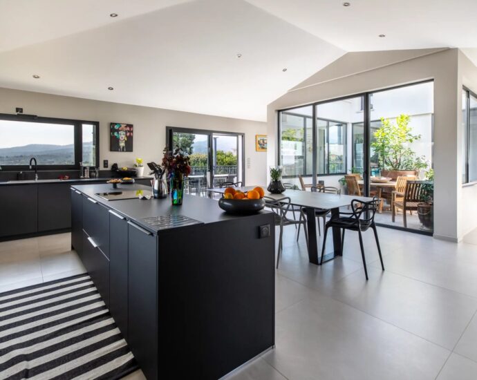 Solenzara. Villa 3 Chambres. Piscine. Aperçu mer. proche plage