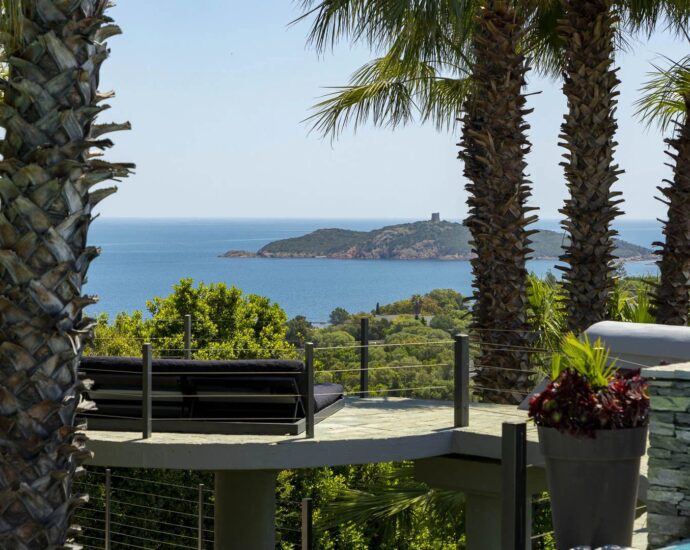 Exceptional property, Pinarello, Panoramic sea view, beach on foot