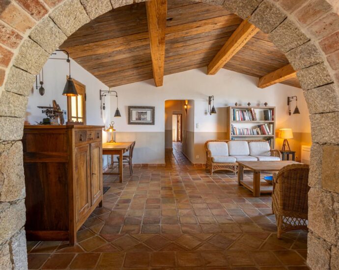 Propriano, Olmeto, villa 4 chambres, pied dans l&rsquo;eau, piscine