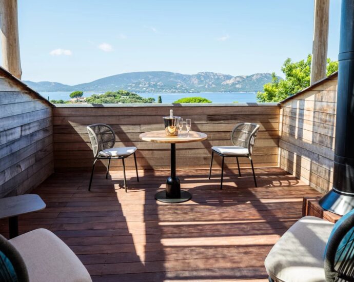 Domaine de Cala Rossa, villa 6 chambres et 1 dortoir, piscine, vue mer, plage à pied, Villa Lazuli