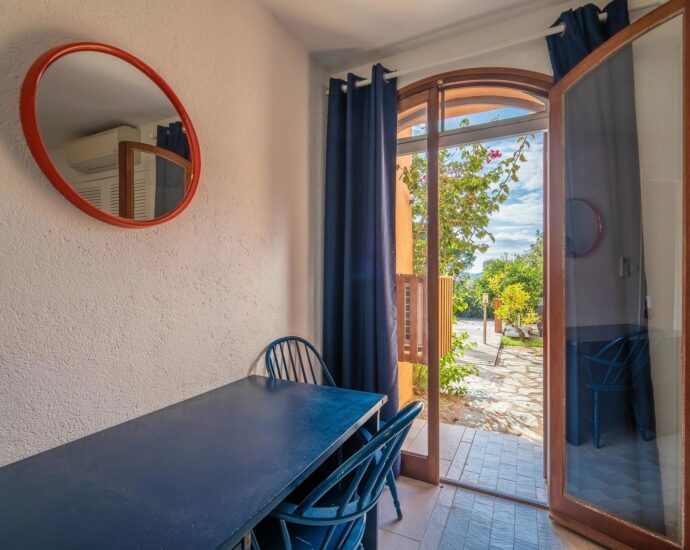 Porto-Vecchio, Domaine de Cala Rossa, villa 6 chambres, vue mer, pied dans l&rsquo;eau