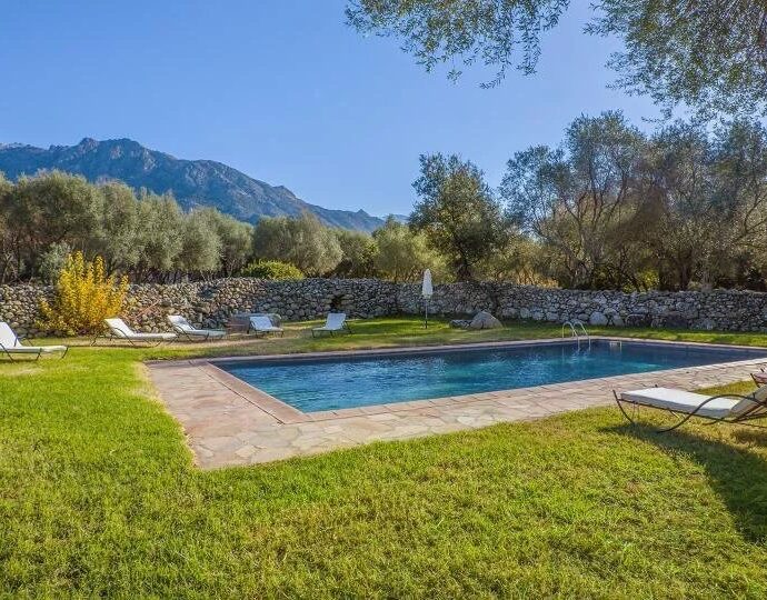 Proche Ile-Rousse, Villa 7 chambres, vue montagnes, piscine.