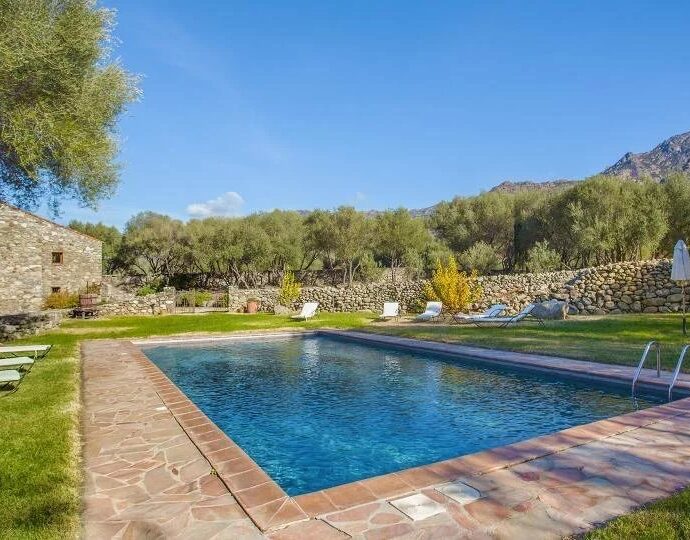 Proche Ile-Rousse, Villa 7 chambres, vue montagnes, piscine.