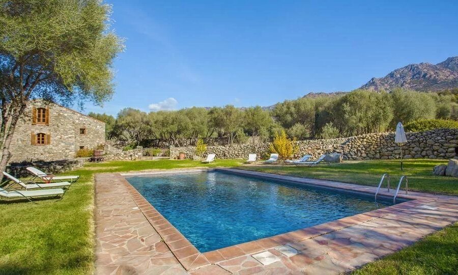 Proche Ile-Rousse, Villa 7 chambres, vue montagnes, piscine.