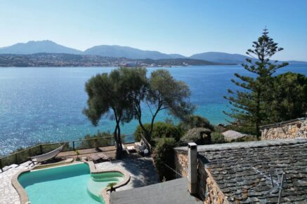 Propriano, Olmeto, villa pied dans l&rsquo;eau, 6 chambres, vue mer et montagnes, piscine, plage à pied