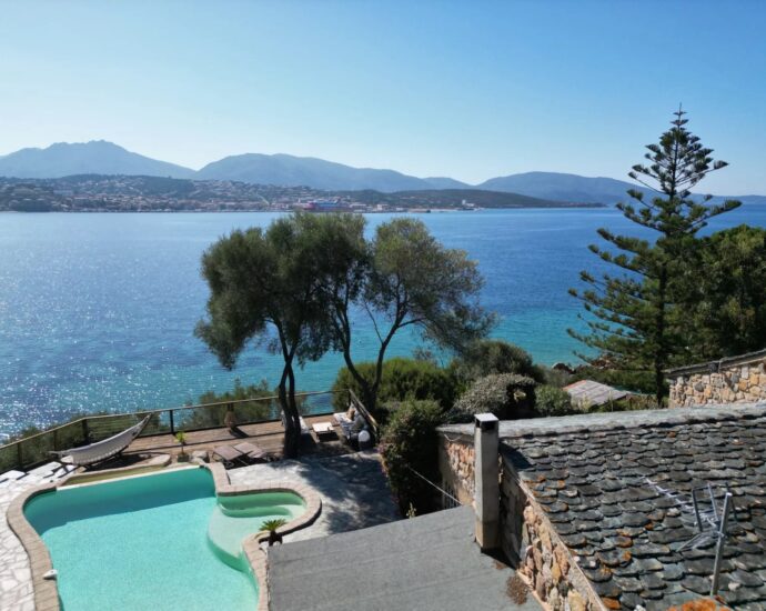 Propriano, Olmeto, villa pied dans l&rsquo;eau, 6 chambres, vue mer et montagnes, piscine, plage à pied