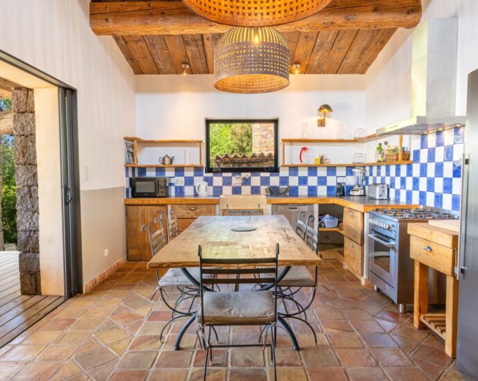 Propriano, Olmeto, villa 4 chambres, pied dans l&rsquo;eau, piscine