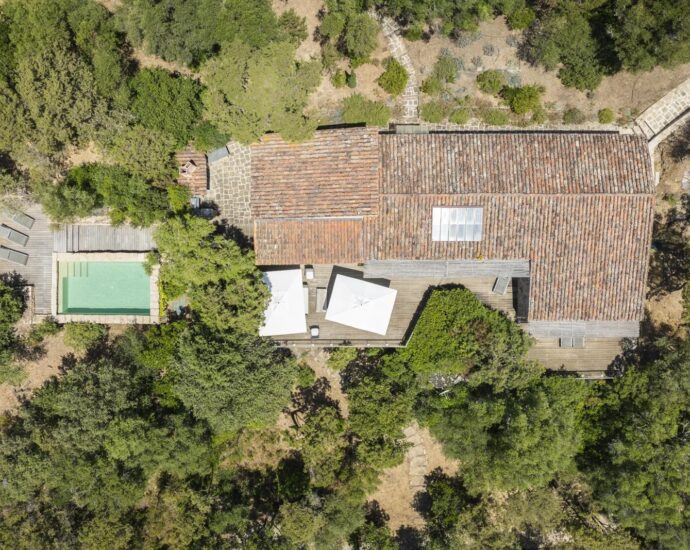 Propriano, Olmeto, villa 4 chambres, pied dans l&rsquo;eau, piscine