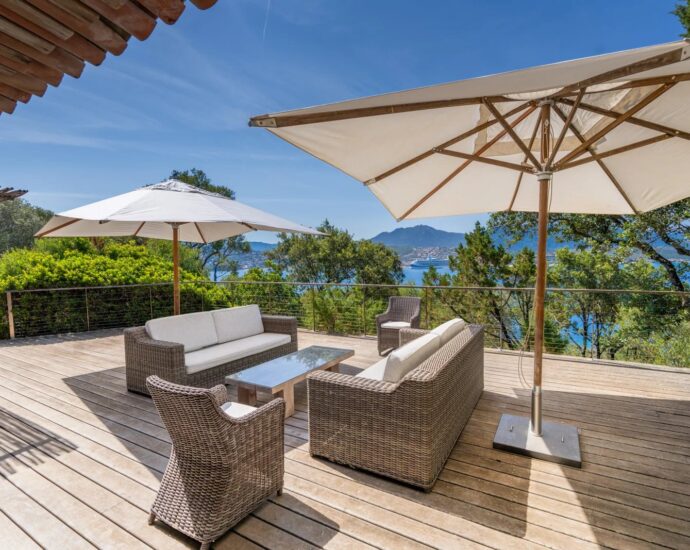 Propriano, Olmeto, villa 4 chambres, pied dans l&rsquo;eau, piscine