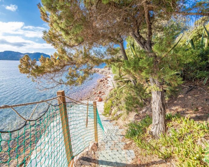 Porto-Vecchio, Domaine de Cala Rossa, villa 6 chambres, vue mer, pied dans l&rsquo;eau